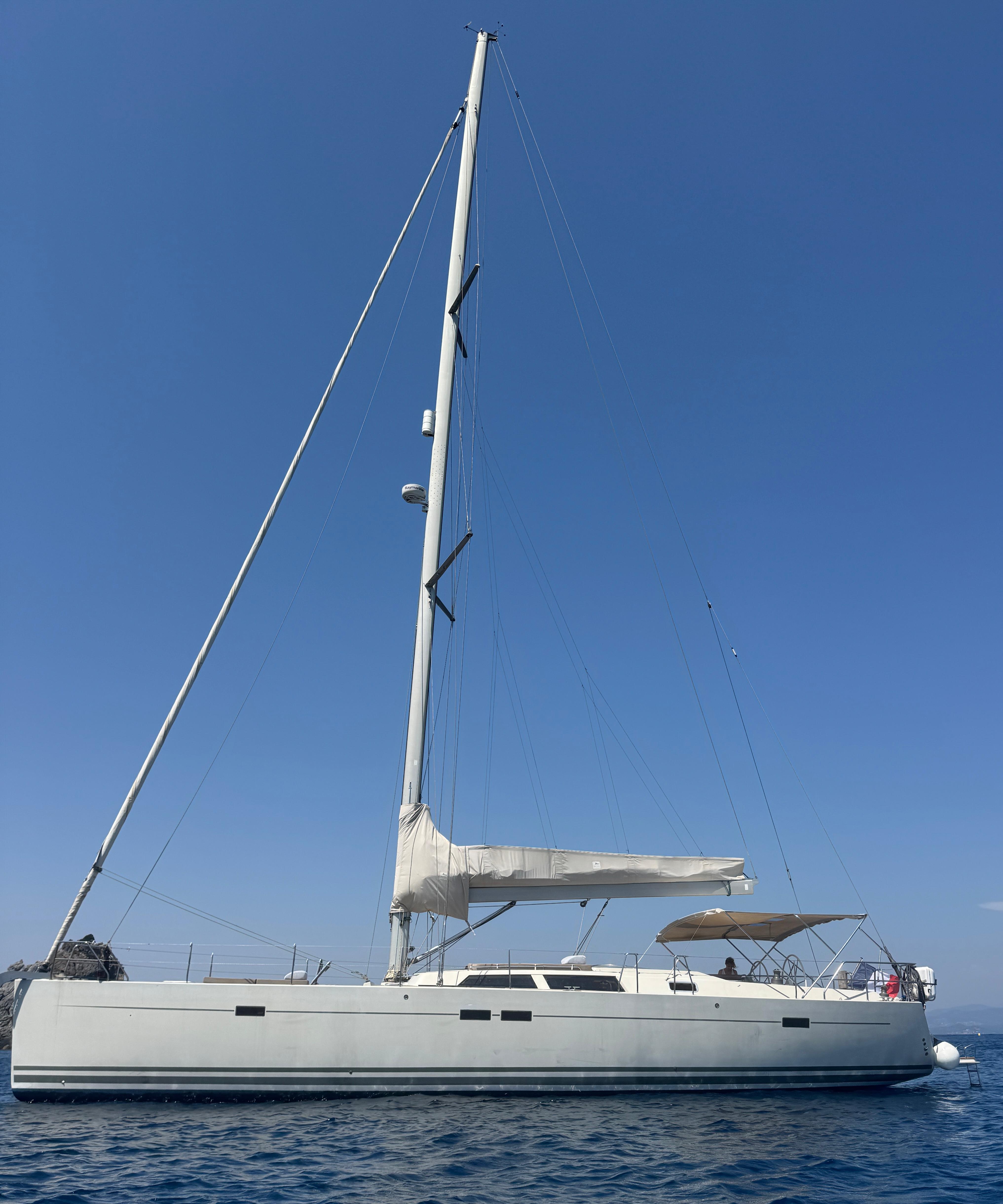 Grand voilier de prestige ancré dans une calanque de Porquerolles, eau turquoise