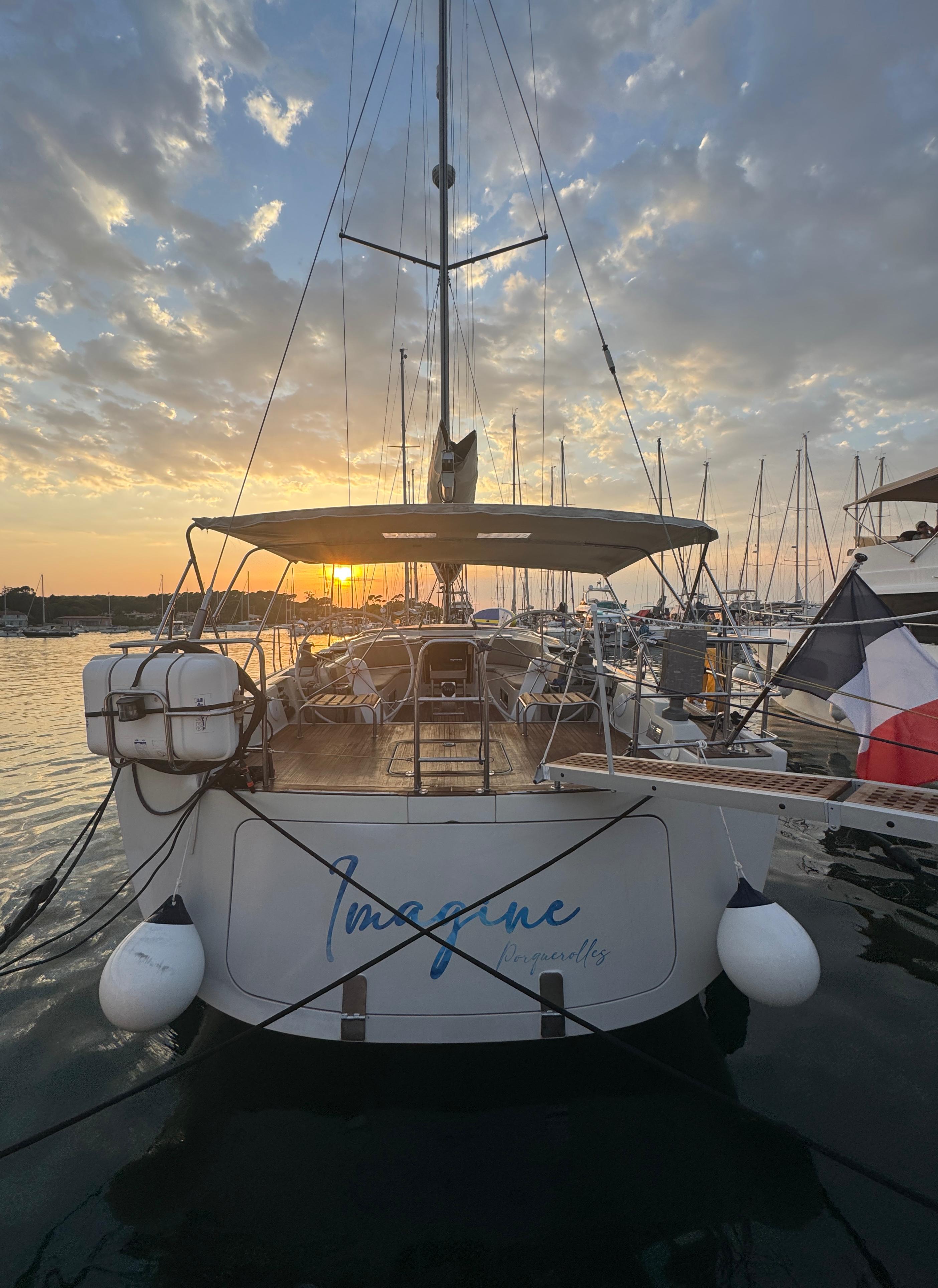 Poupe du voilier Imagine Porquerolles, coucher de soleil et nuages dorés