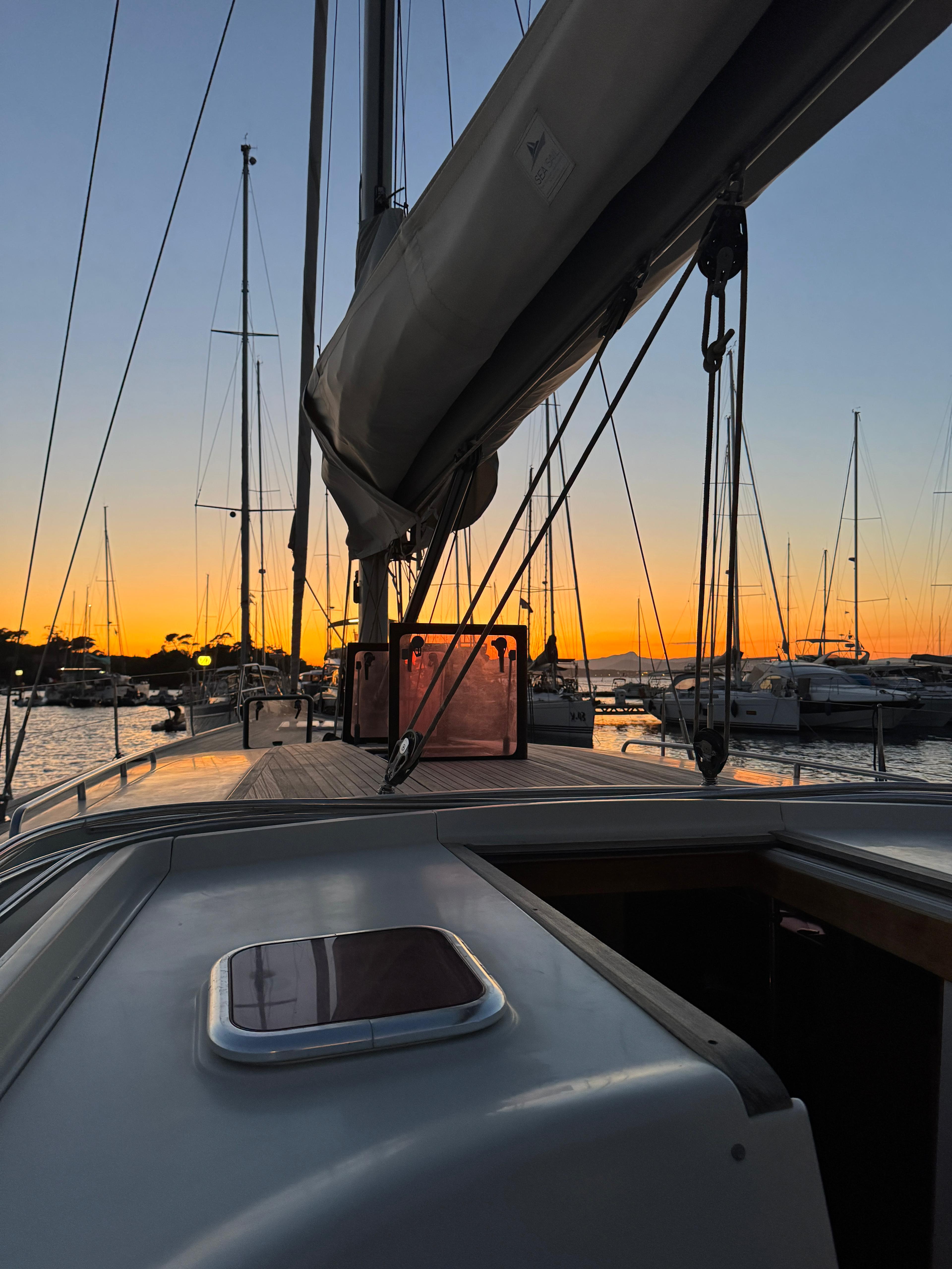 Coucher de soleil orange depuis le cockpit d'un voilier à Porquerolles
