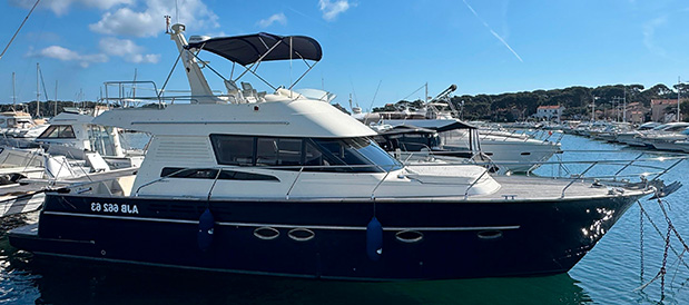 Yacht à moteur Lascia Corra dans le port, coque bleu marine